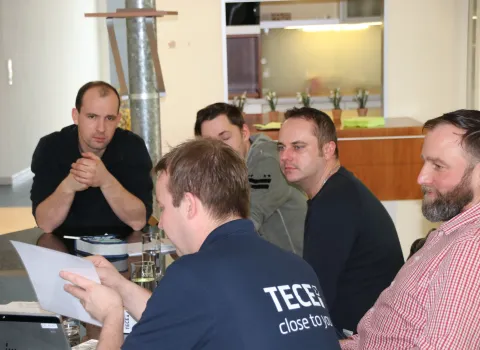 SHK-Anlagenmechaniker bei einem Seminar der bad & heizung Techniker-Akademie bei TECE.
