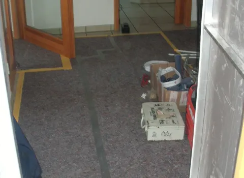 Mit Flies abgedekter Fußboden.