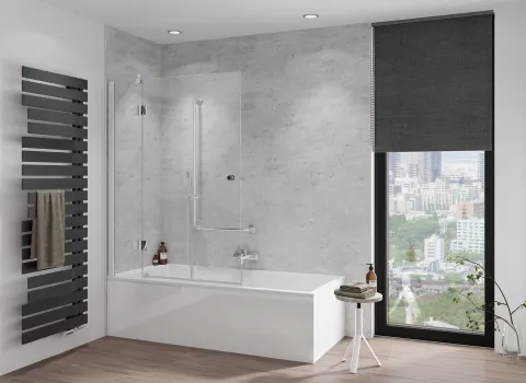 Ein Badezimmer mit einem HSK Aperto Badewannenaufsatz aus Glas, der auf einer modernen weißen Badewanne montiert ist.