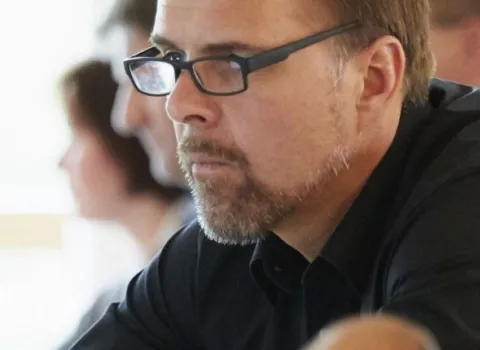 Männlicher Teilnehmer eines Workshops von bad & heizung zum Thema IT.