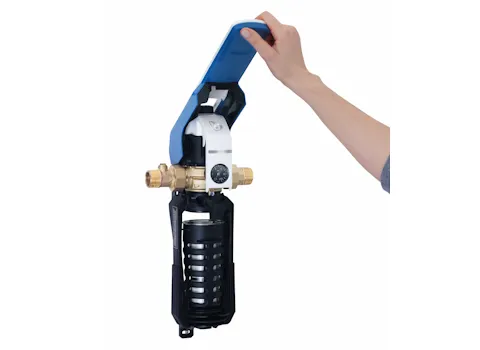 Eine Person entfernt die obere Abdeckung eines blauen Wasserfiltersystems während der Montage, um Zugang zu den internen Teilen zu erhalten.