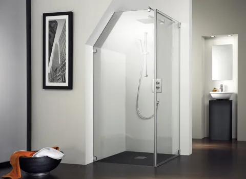 Dusche HSK mit Duschabtrennung unt Tür aus Glas an Dachschräge