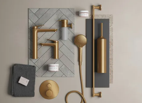 Hochwertige Badarmaturen und Duschgarnitur von Duravit in gebürsteter Bronze auf Designhintergrund.