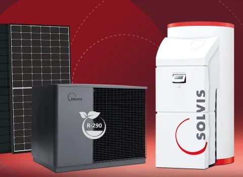 Die Wärmepumpe SolvisLeaPro mit dem Schichtladespeicher SolvisMax und einem Photovoltaik-Modul vor rotem Hintergrund.