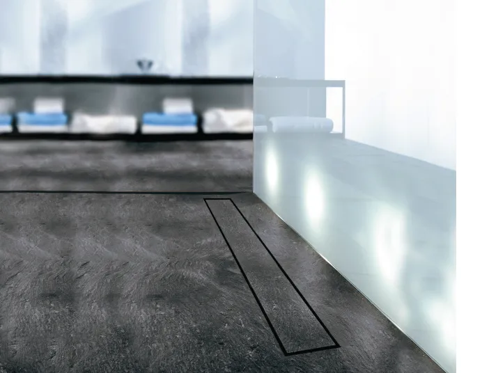 Die Ablaufrinne Drainline von TECE in einer bodengleichen Dusche.